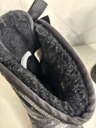 Stivali UGG neri con paillettes e fiocco