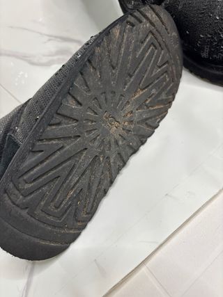 Stivali UGG neri con paillettes e fiocco