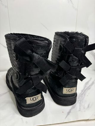 Stivali UGG neri con paillettes e fiocco