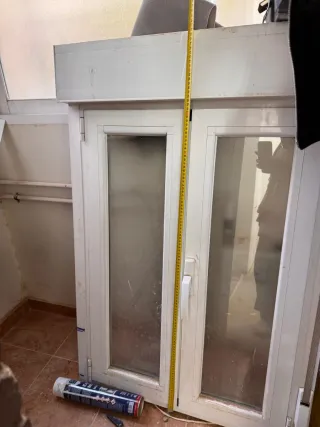 Ventana de aluminio blanca