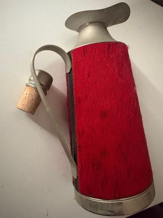 Caraffa vintage con pelo rosso