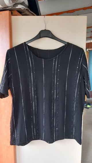 Maglia nera manica corta con dettagli argento