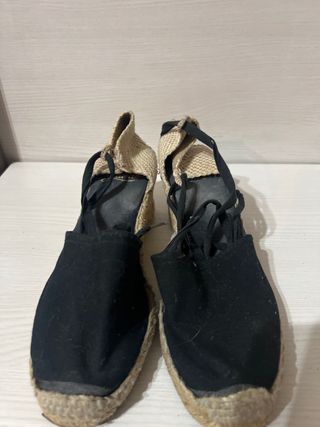 Sandalias cuña esparto negro y beige