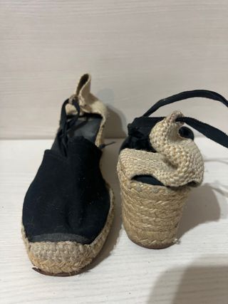 Sandalias cuña esparto negro y beige