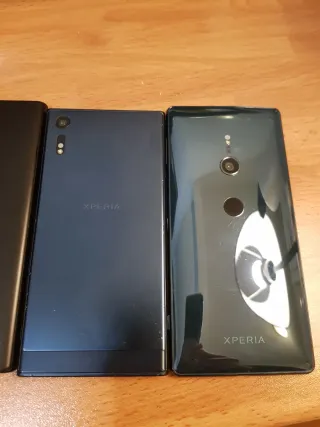 3 cellulari Sony per parti di ricambio