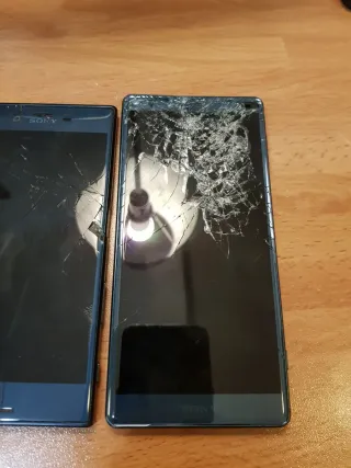 3 cellulari Sony per parti di ricambio