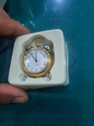 Reloj despertador dorado y plateado