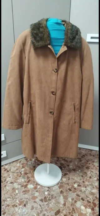 Abrigo marrón con cuello de pelo