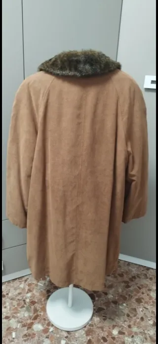 Abrigo marrón con cuello de pelo