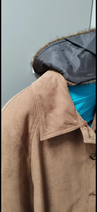 Abrigo marrón con cuello de pelo