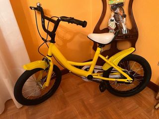 Bicicleta infantil amarilla con ruedines