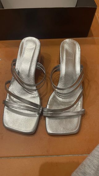 Tacones plateados sandalias tiras