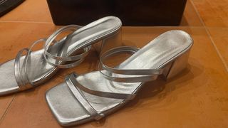 Tacones plateados sandalias tiras