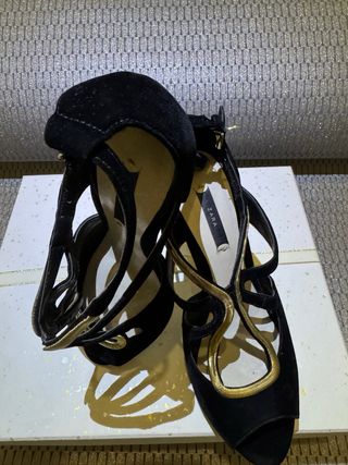 Tacones Zara Negro y Dorado