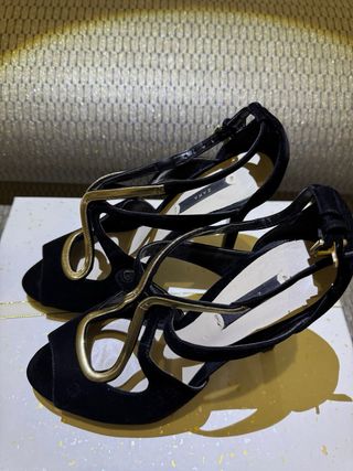 Tacones Zara Negro y Dorado