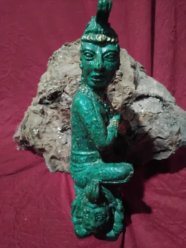 Scultura in pietra del guerriero Maya Chac Zutz