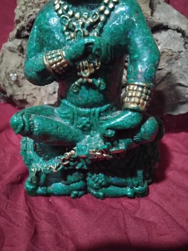 Scultura in pietra del guerriero Maya Chac Zutz