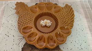 Fonte di presentazione in ceramica a forma di gallina