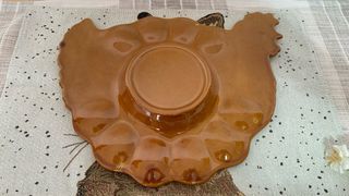 Fonte di presentazione in ceramica a forma di gallina