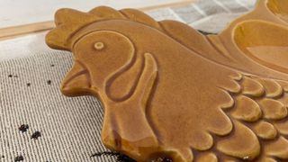 Fonte di presentazione in ceramica a forma di gallina