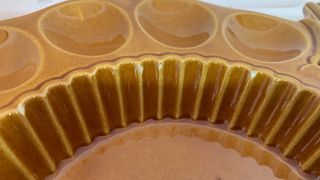 Fonte di presentazione in ceramica a forma di gallina