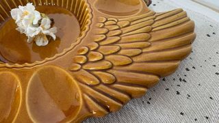 Fonte di presentazione in ceramica a forma di gallina