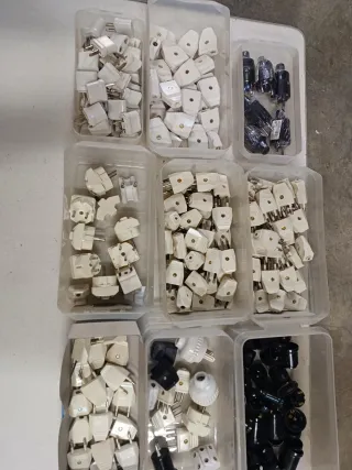 Lote grande enchufes y clavijas