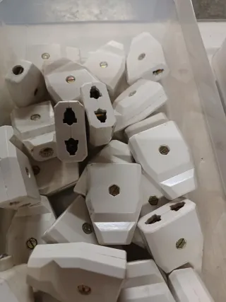 Lote grande enchufes y clavijas