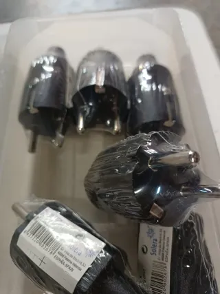 Lote grande enchufes y clavijas