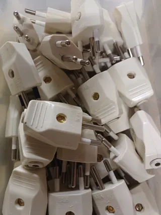 Lote grande enchufes y clavijas