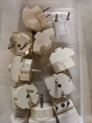 Lote grande enchufes y clavijas