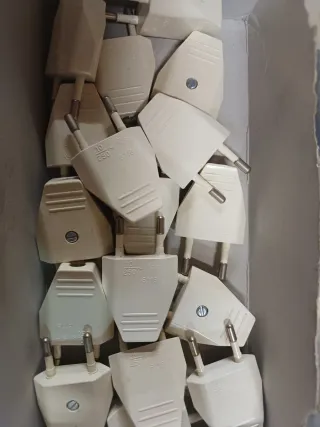 Lote grande enchufes y clavijas