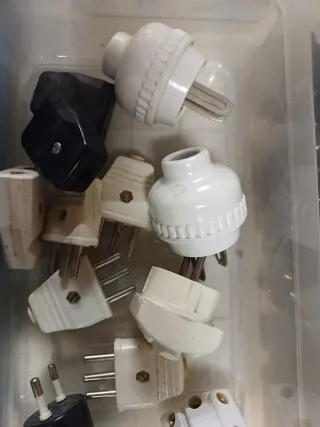 Lote grande enchufes y clavijas