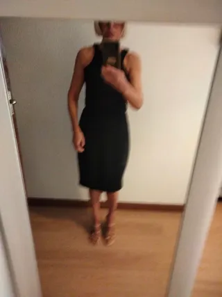 Vestido negro ajustado, sienta muy bien,