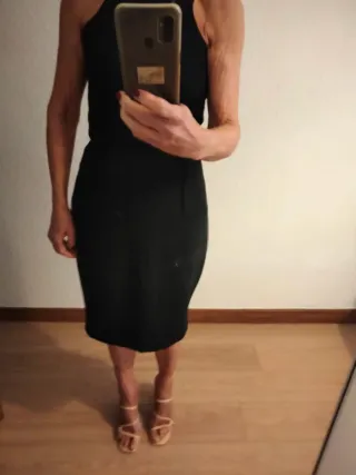 Vestido negro ajustado, sienta muy bien,