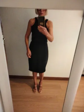 Vestido negro ajustado, sienta muy bien,