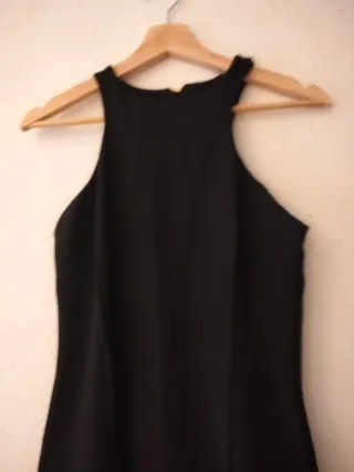 Vestido negro ajustado, sienta muy bien,