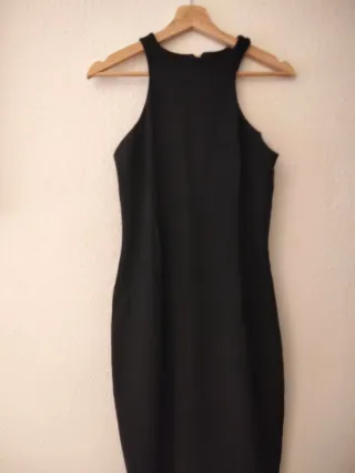 Vestido negro ajustado, sienta muy bien,