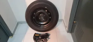 Rueda de repuesto con llanta  más gato