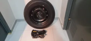 Rueda de repuesto con llanta  más gato