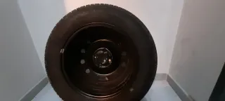 Rueda de repuesto con llanta  más gato