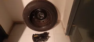 Rueda de repuesto con llanta  más gato
