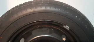 Rueda de repuesto con llanta  más gato