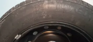 Rueda de repuesto con llanta  más gato