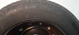 Rueda de repuesto con llanta  más gato