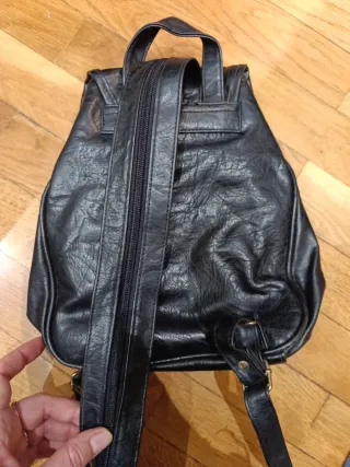 Mochila mediana cuero sintético negra