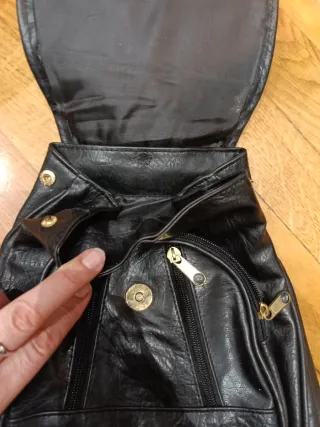 Mochila mediana cuero sintético negra