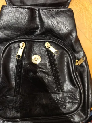 Mochila mediana cuero sintético negra