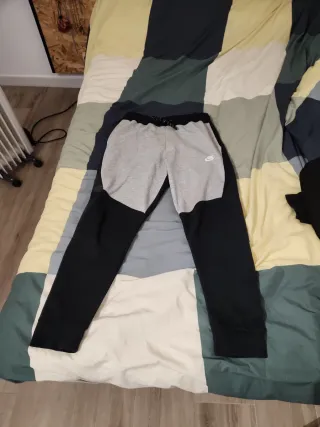 Pantalón Nike Tech Gris y Negro