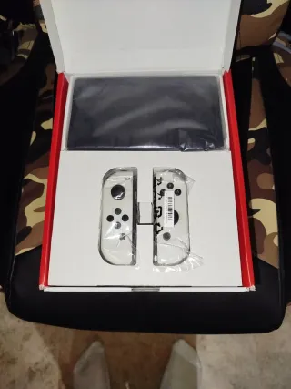 Nintendo Switch OLED Blanca y Negra (nueva)